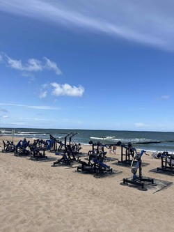 Siłownia plenerowa na plaży