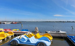 Wypożyczalnia sprzętu wodnego (kajaki, rowerki wodne, deski SUP i wiele więcej)